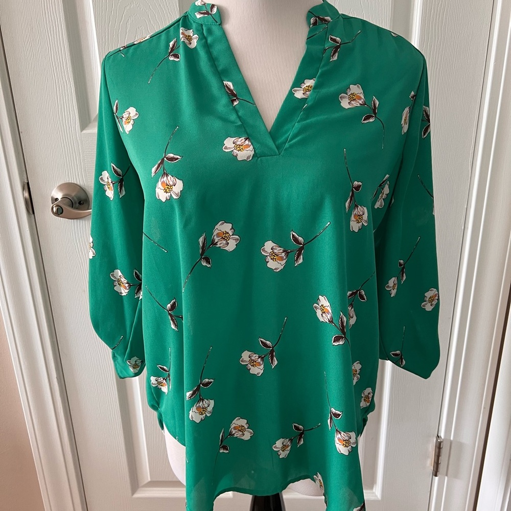 Green floral blouse with quarter length sleeves